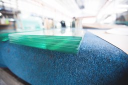 Opgestapelde glasplaatjes glas op maat