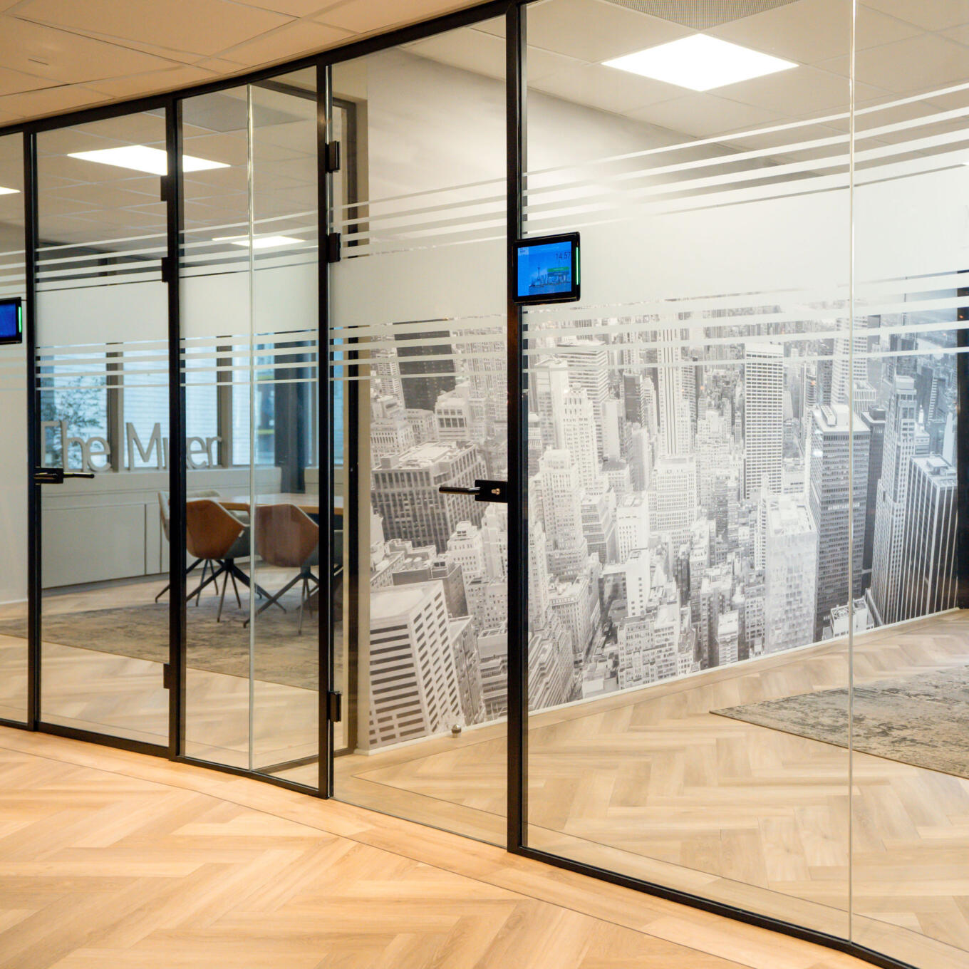 Een glazenwand zorgt voor privacy