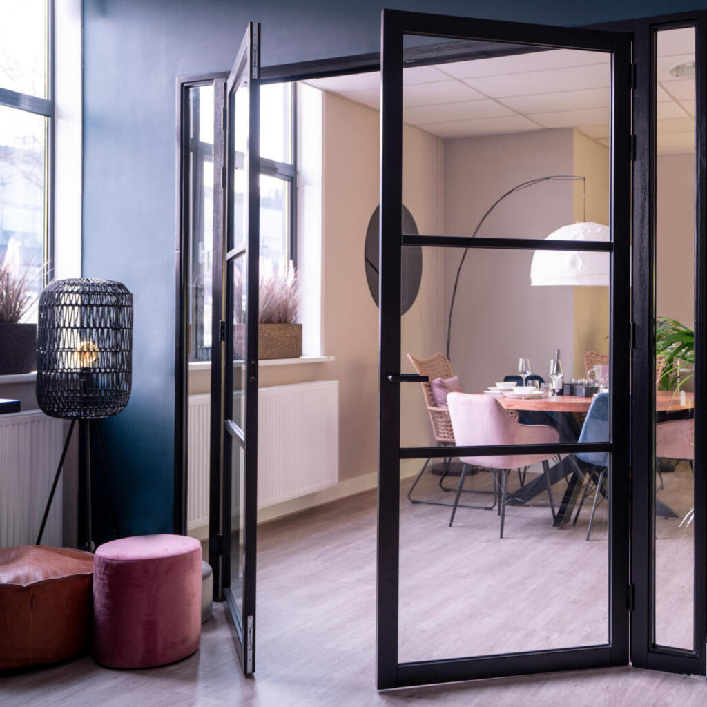 Deuren als scheiding tussen de woonkamer en eetkamer