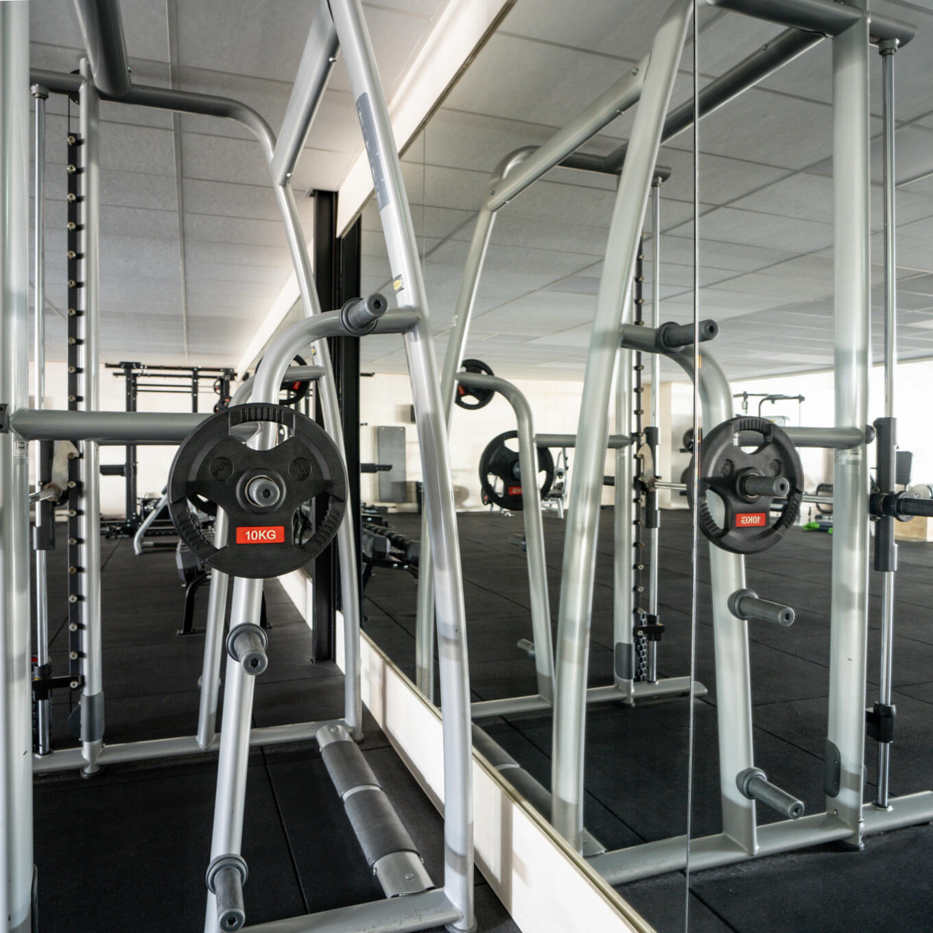 Fitness spiegelwand hangend in een krachthonk