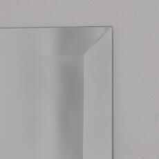 Facet geslepen spiegel met de rand van dichtbij te zien. De spiegel is een standaard verzilverde kleur