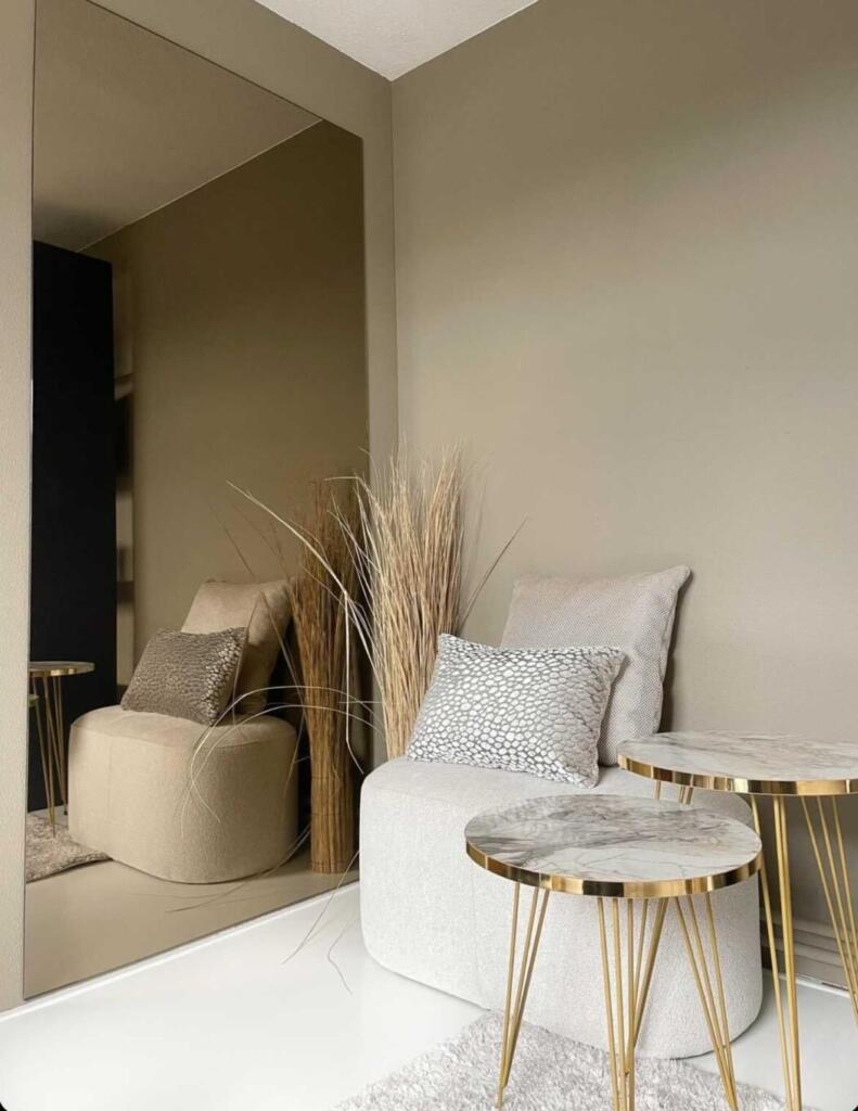 Grote bronzen spiegel in de woonkamer. Gelijmd aan de muur