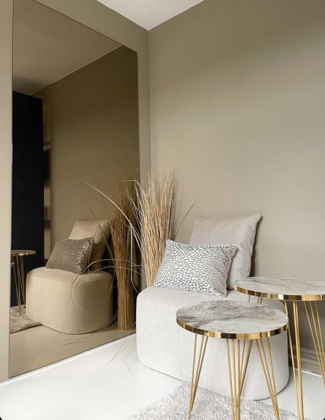 Grote bronzen spiegel in de woonkamer. Gelijmd aan de muur