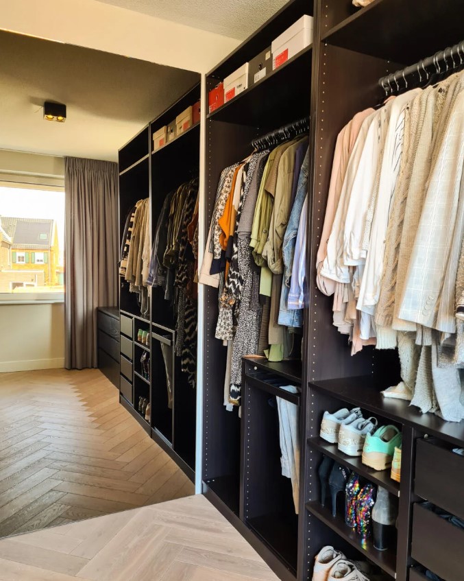 Een brons gekleurde spiegel in een kledingkast