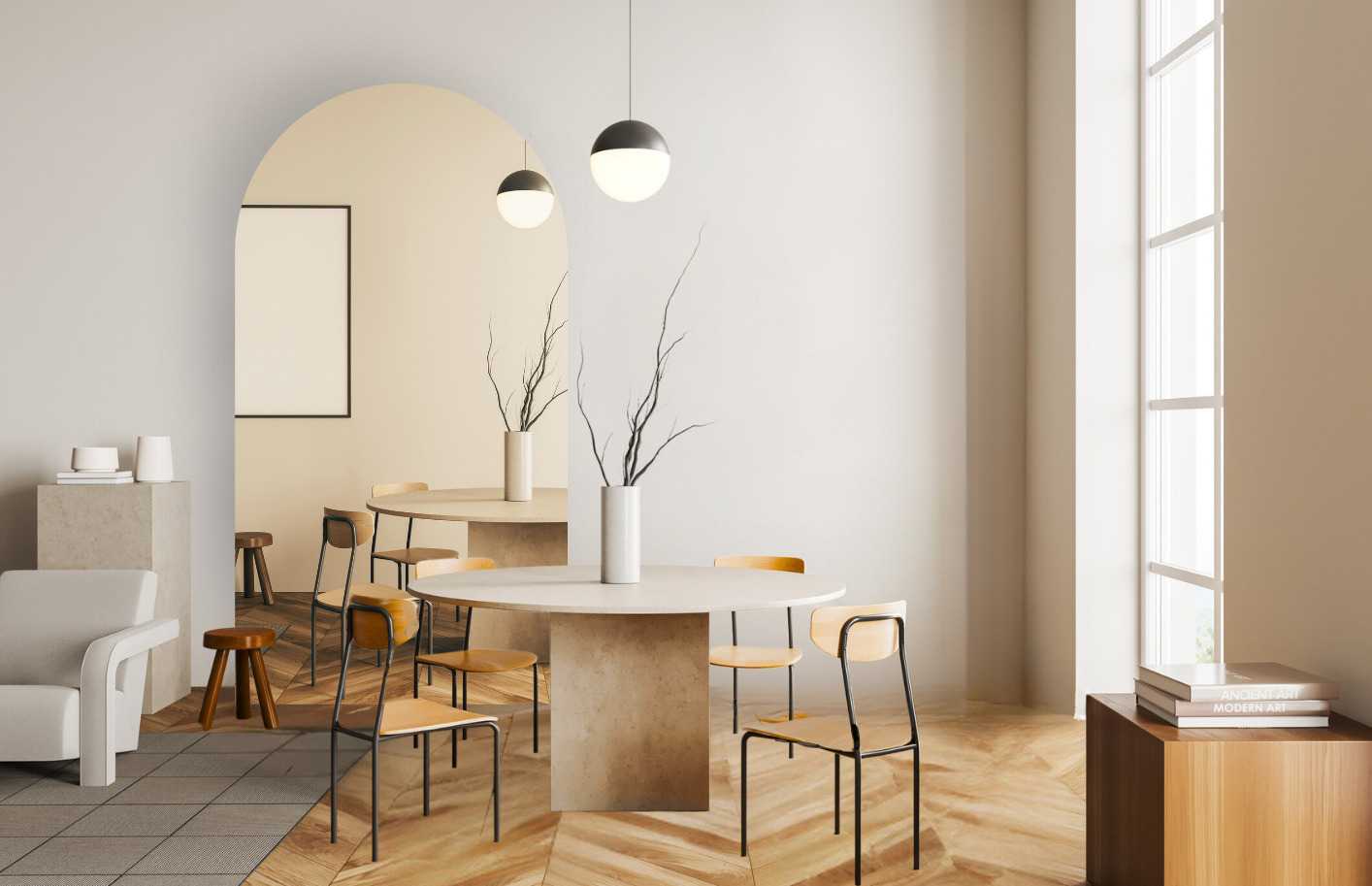 Grote spiegel in een boogvorm, brons gekleurd in een woonkamer