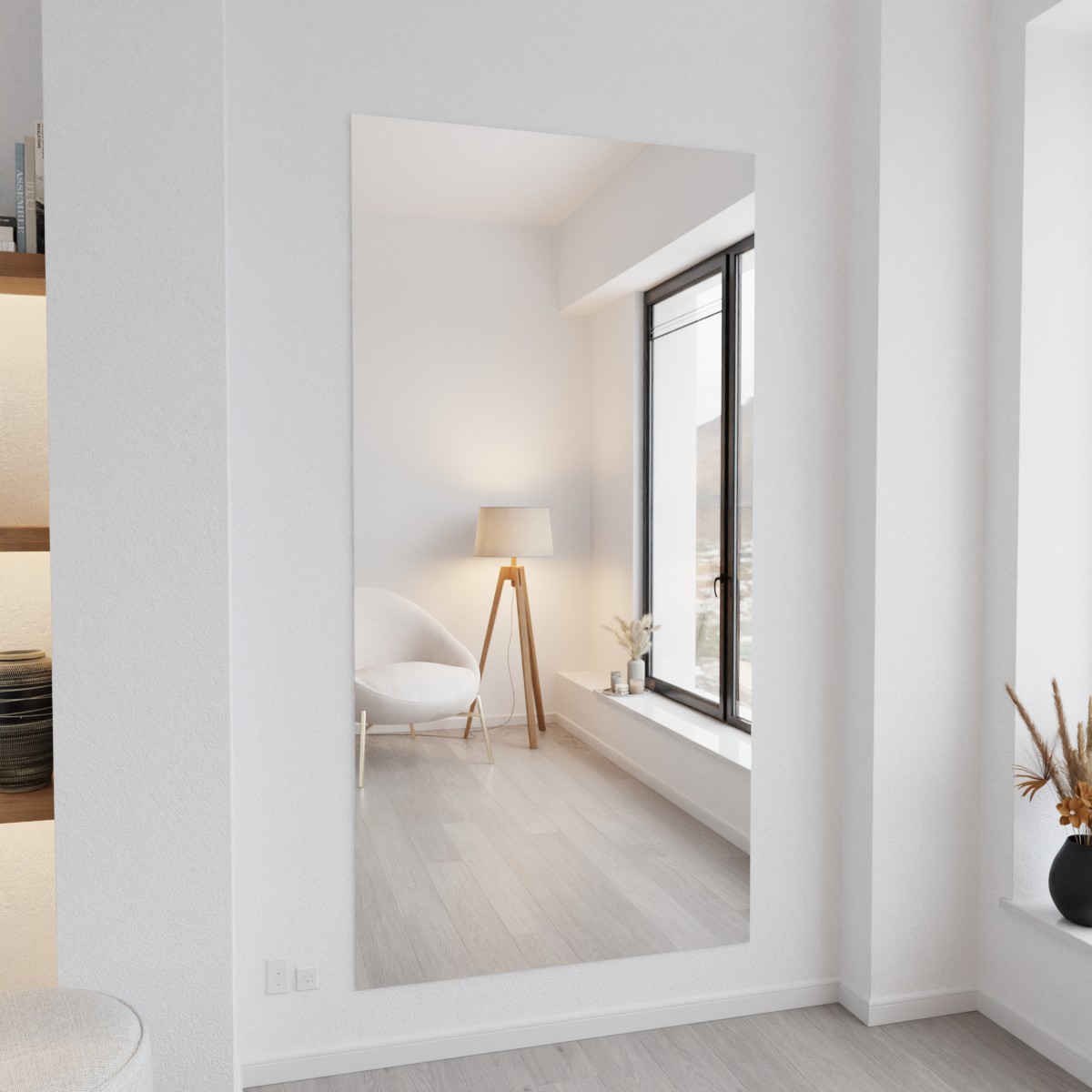 Verzilverde blanke designspiegel aan de muur in modern interieur