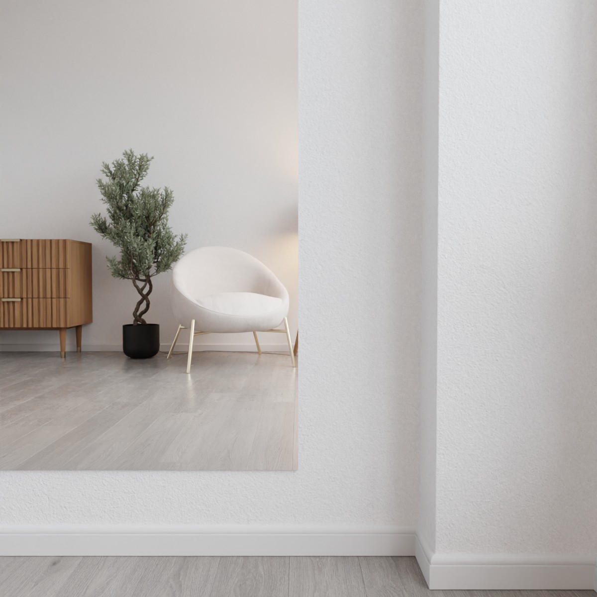 Verzilverde blanke hangspiegel aan de muur in licht interieur