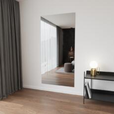 Hoge grijs gekleurde spiegel aan de muur in modern interieur