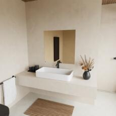 Kleine brons gekleurde spiegel aan de muur in modern interieur