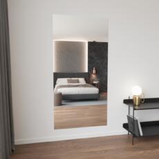 Lange verzilverde blanke spiegel aan de muur in lichte ruimte