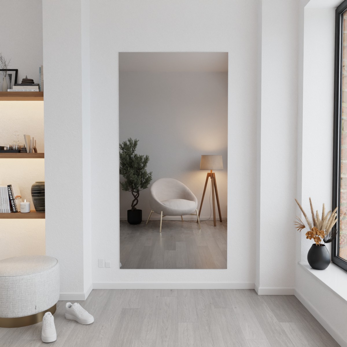 Losse grijs gekleurde spiegel tegen de muur in modern interieur