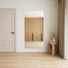 Rechthoekige verzilverde spiegel aan de muur in strak interieur