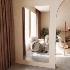 Smalle verzilverde blanke spiegel aan de muur in lichte ruimte