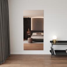 Op maat gemaakte grijs gekleurde spiegel aan de muur in strak interieur