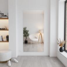 Verzilverd blank spiegelglas aan de muur in lichte ruimte