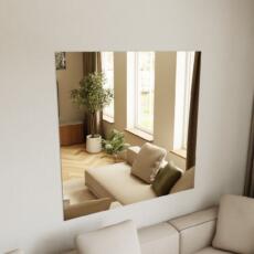 Brons gekleurde wandspiegel aan de muur in modern interieur