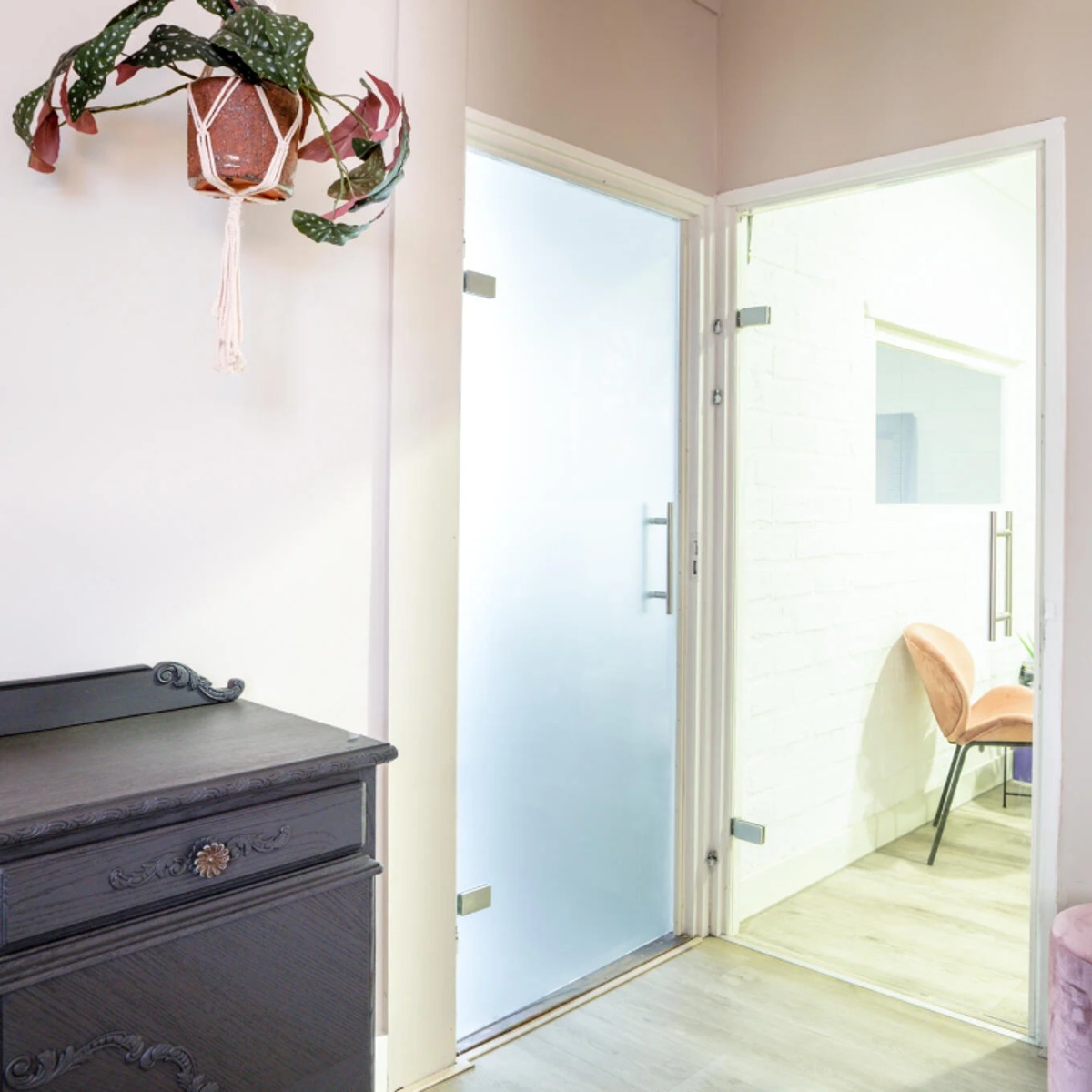 Deur uitgevoerd met melkglas