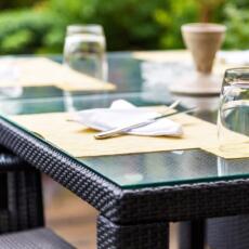 Blad van gehard glas op een buitentafel