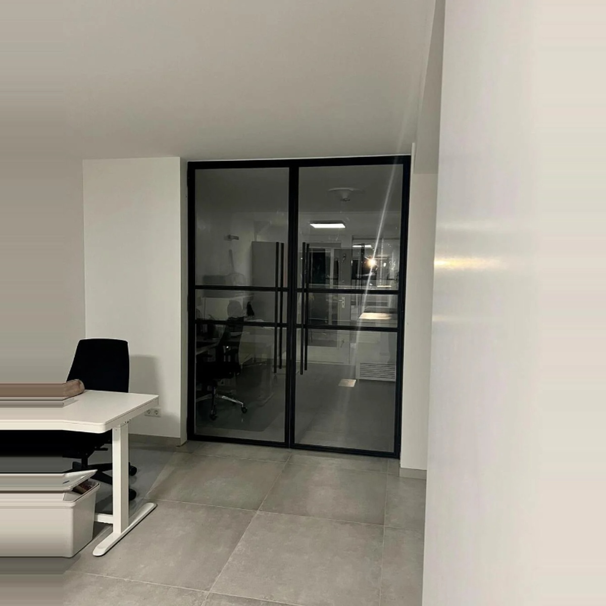 Gehard rookglas in een tussendeur bij een kantoorpand