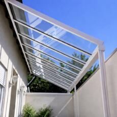 Glazen luifel in een achtertuin