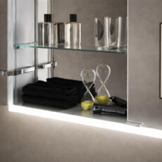 Glazen legplankjes in een kast