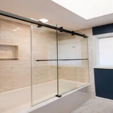 Glazen schuifdeur in een badkamer