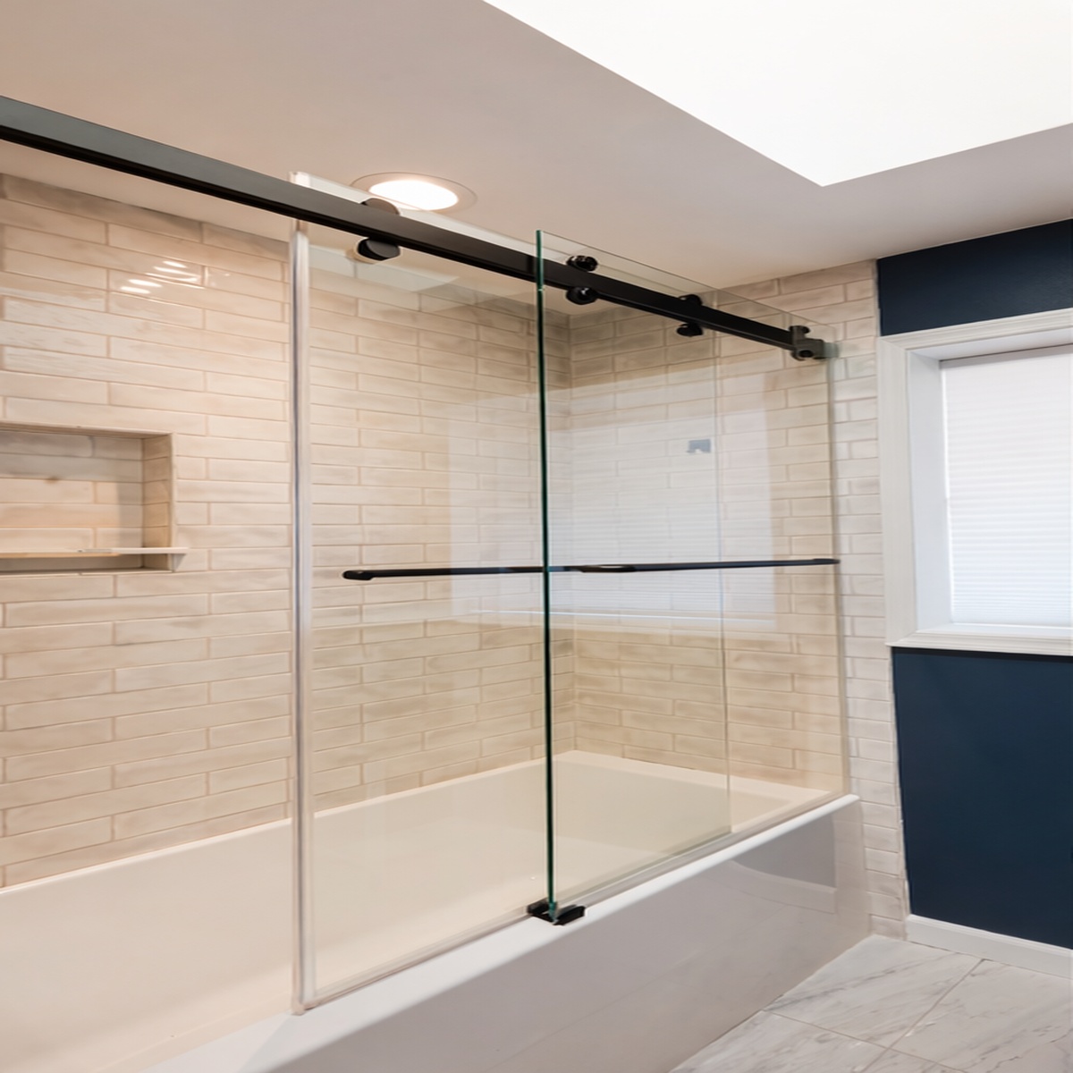 Glazen schuifdeur in een badkamer