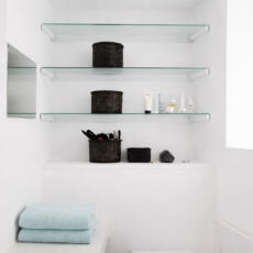 Drie glazen planchet badkamer plankjes onder elkaar