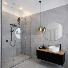 Ronde badkamerspiegel boven een wasbak