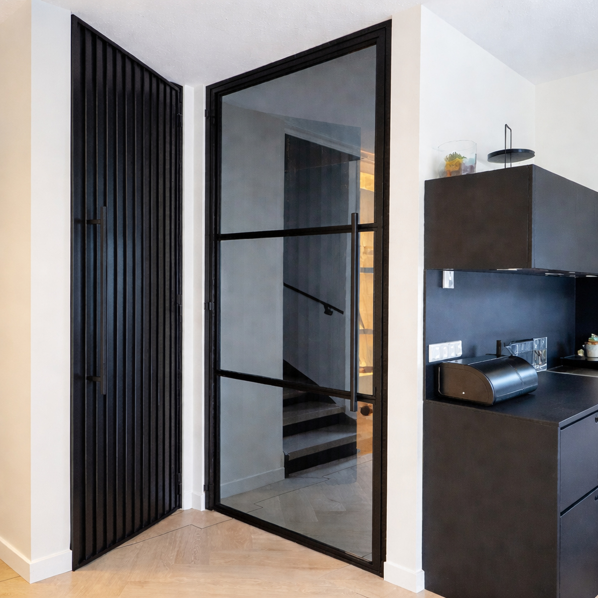 Gehard glas in een smoke uitgevoerde kleur. In een binnendeur