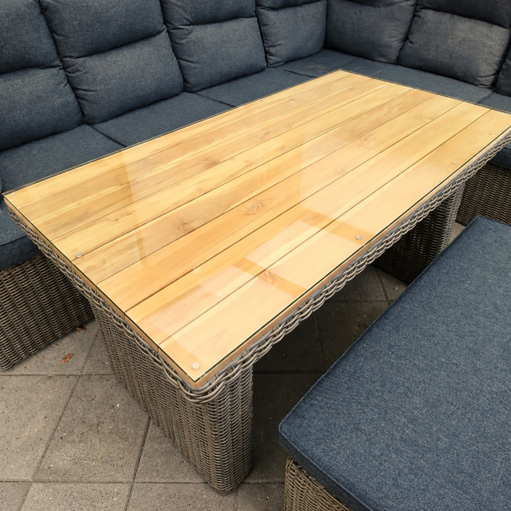 Tafelblad buiten voor in de tuin