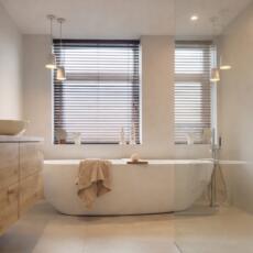 Glazen douchewand voorzien van een nanocoating