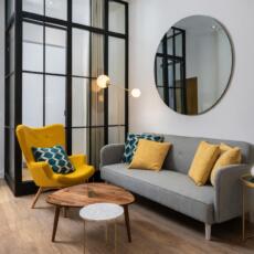 Ronde spiegel in een woonkamer, gemonteerd aan de muur