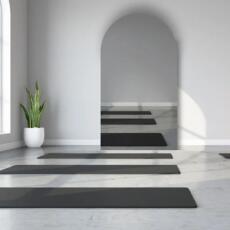 Scandinavische spiegel in een yogaruimte. grijs gekleurd