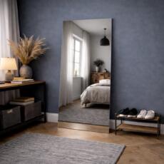 Grijze staande spiegel in een slaapkamer