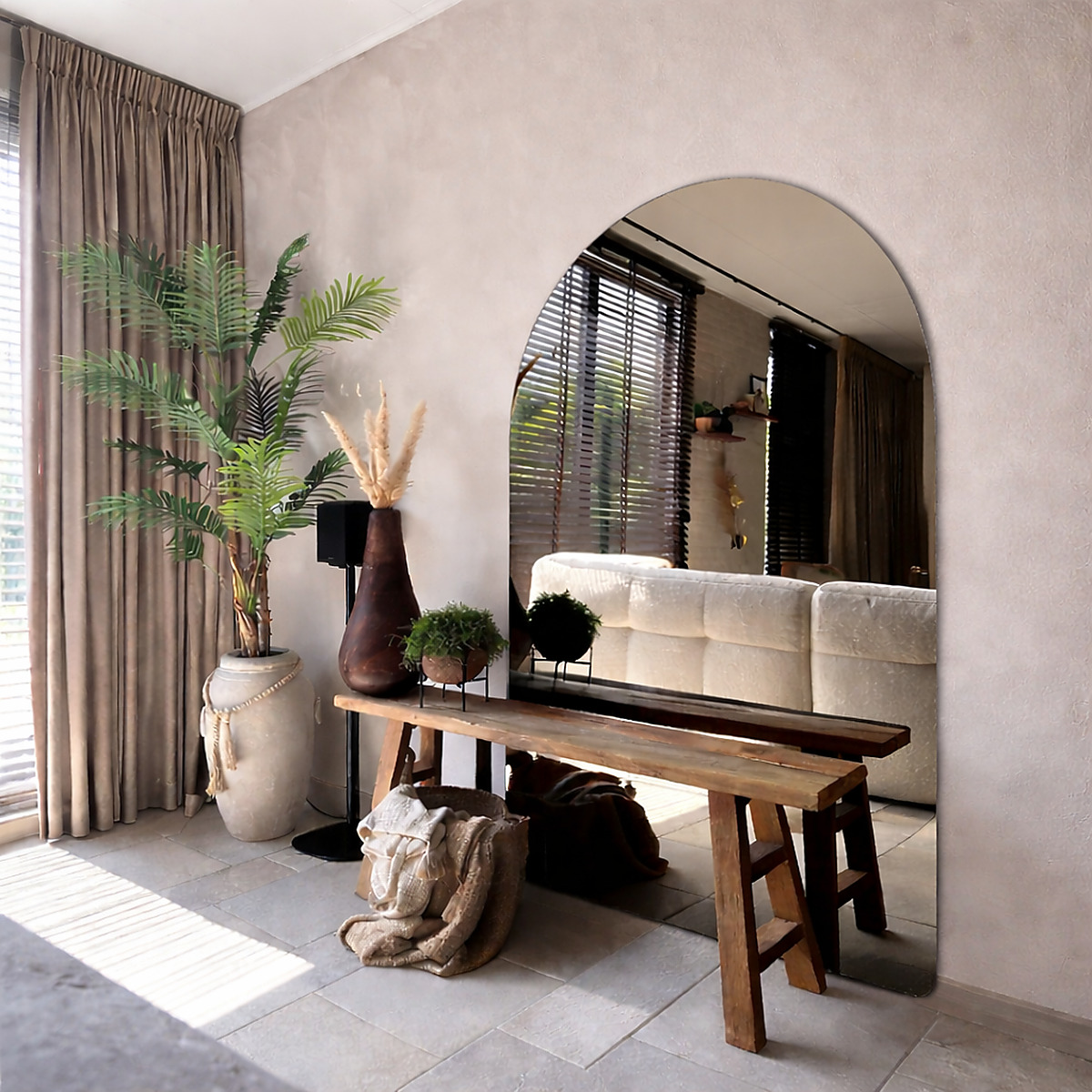 Grote boogspiegel in modern interieur