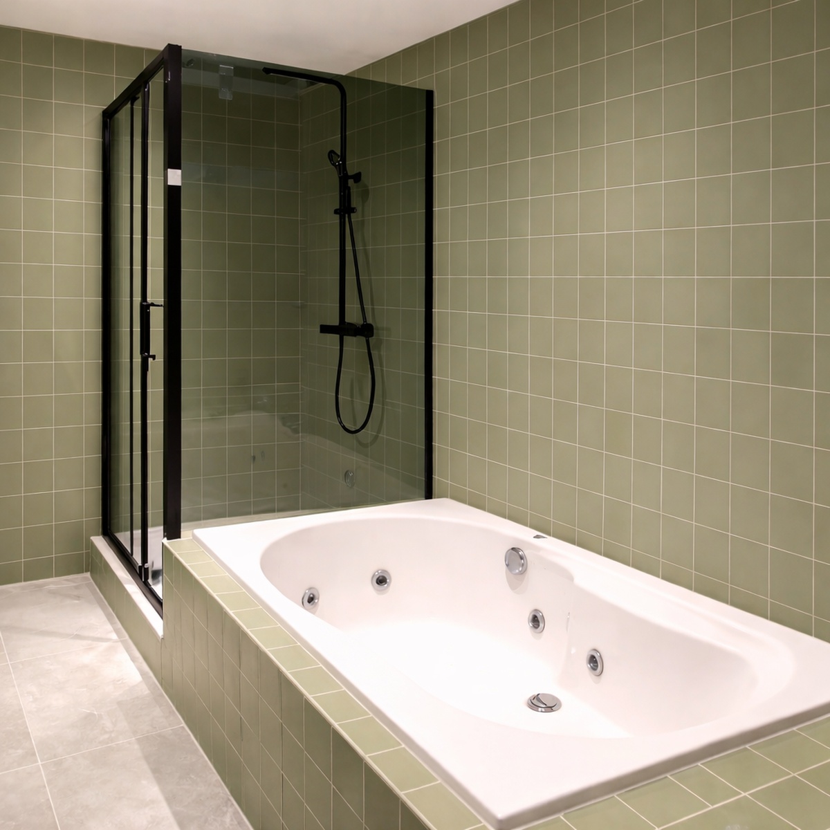 Gehard glas douchewand met moderne zwarte profielen in badkamer