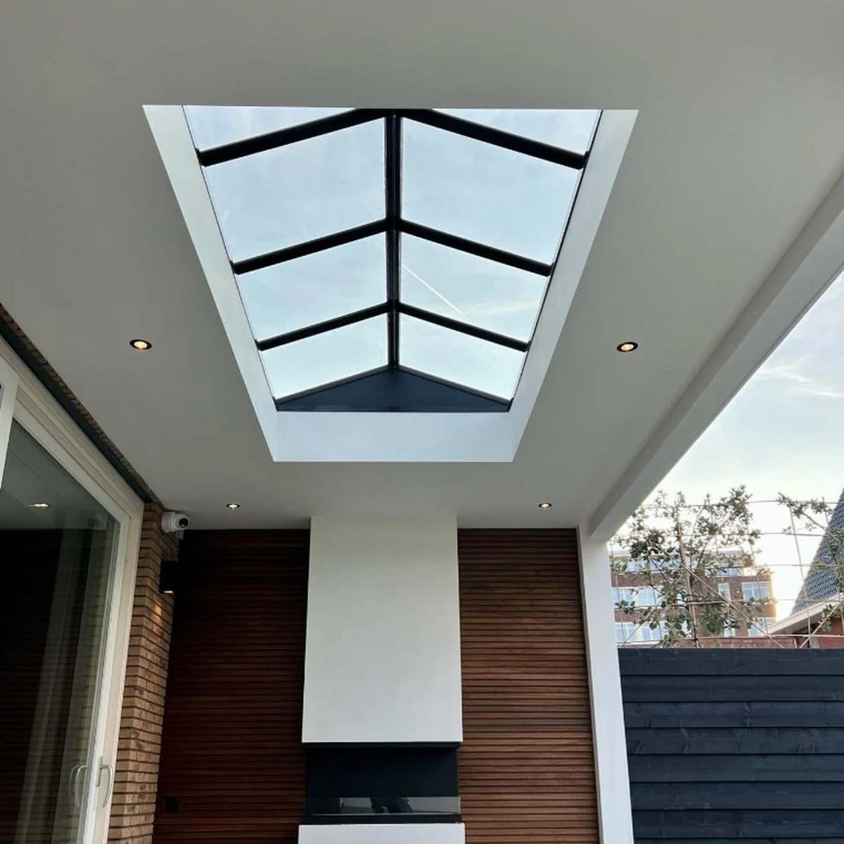 Gelaagd glas overkapping met modern dakraam en metalen frame