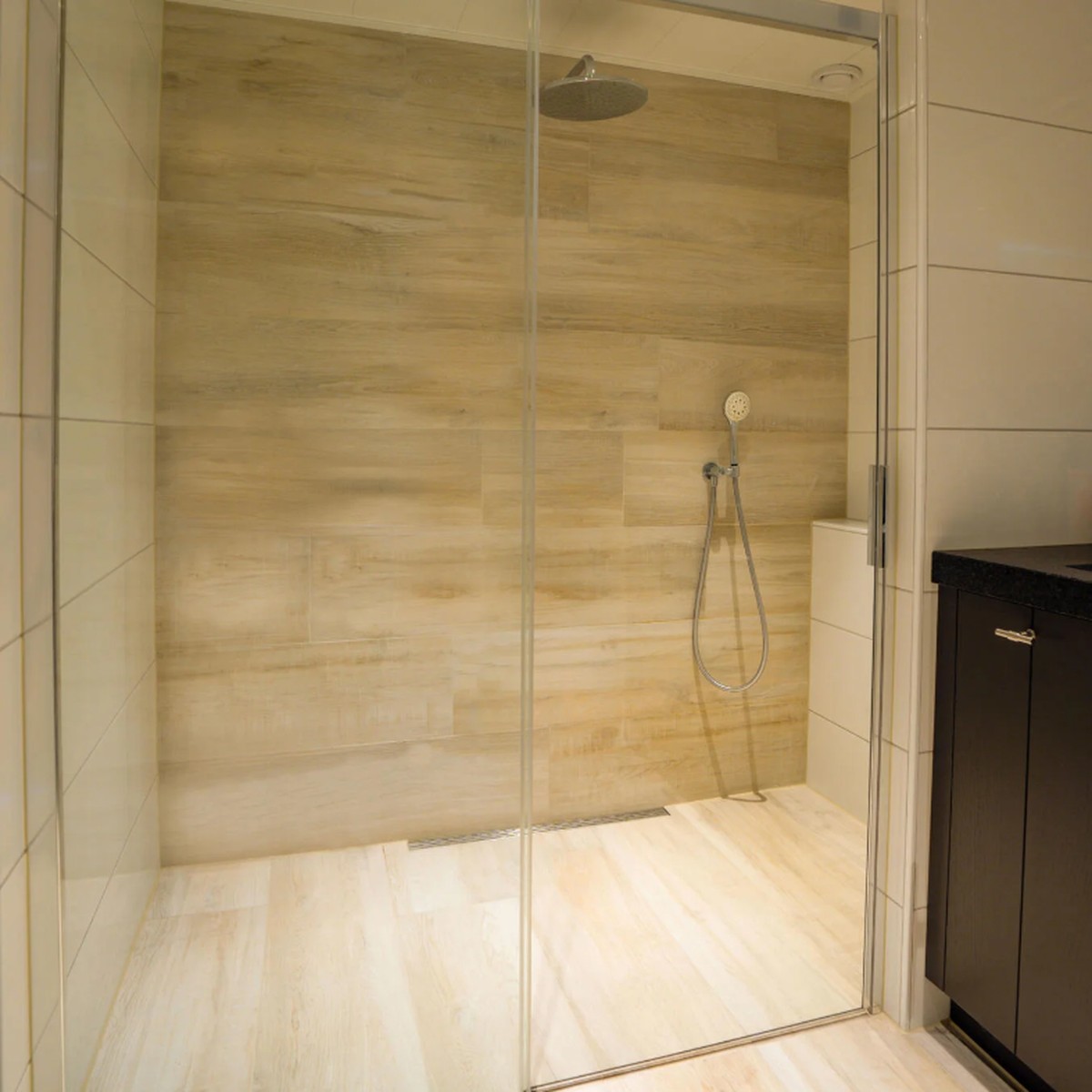 Glazen douchecabine in moderne badkamer