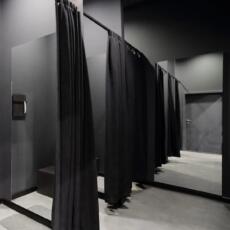 Paskamerspiegels in een donkere paskamer