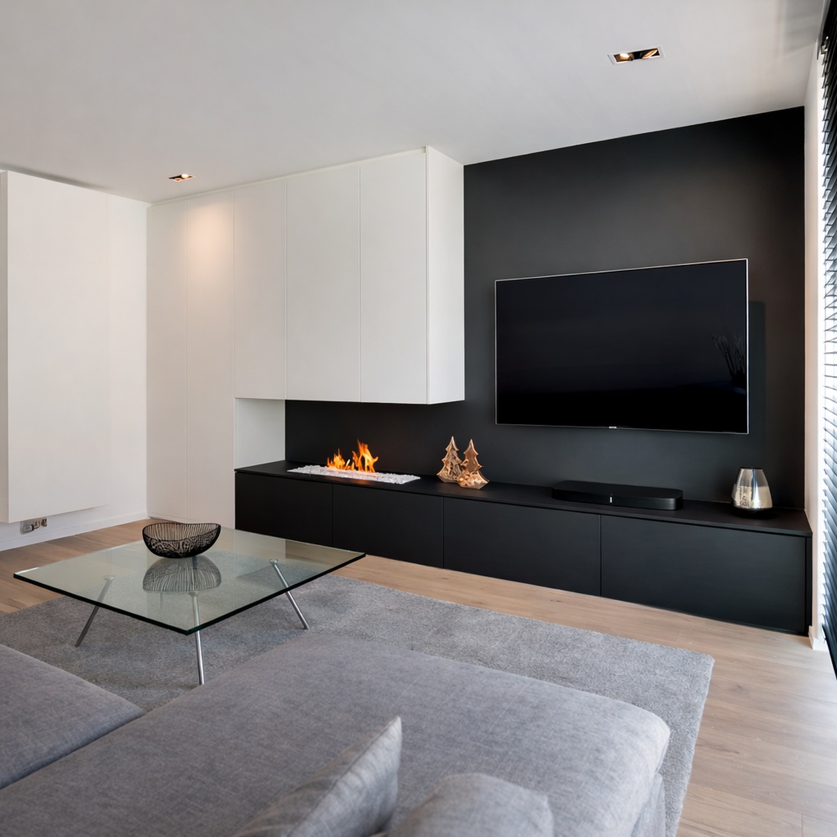 Salontafel met glazen blad in moderne woonkamer