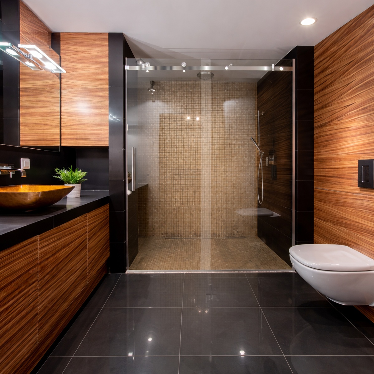 Glazen schuifdeur voor douche in moderne badkamer