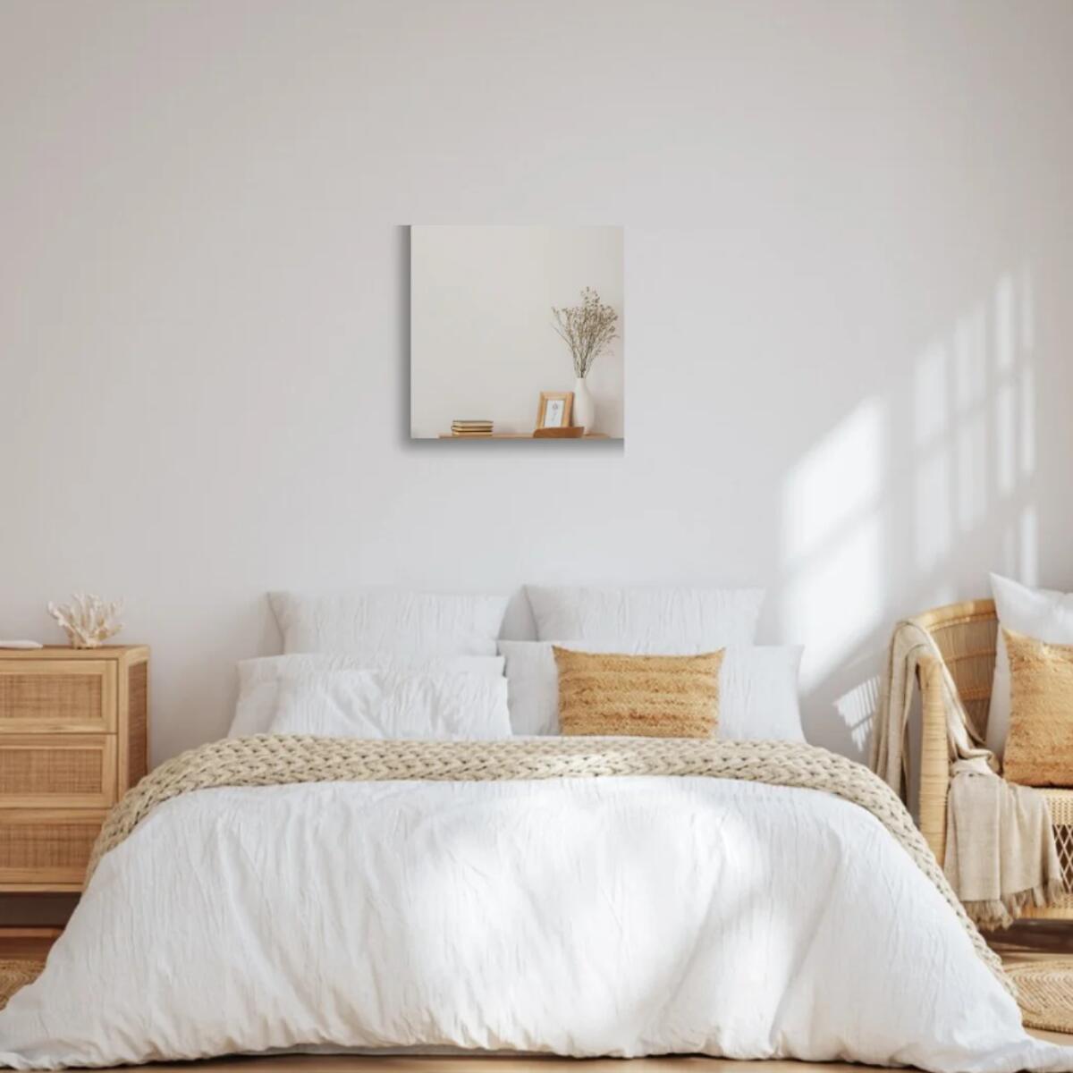 Vierkante voorraad spiegel aan wand in slaapkamer interieur