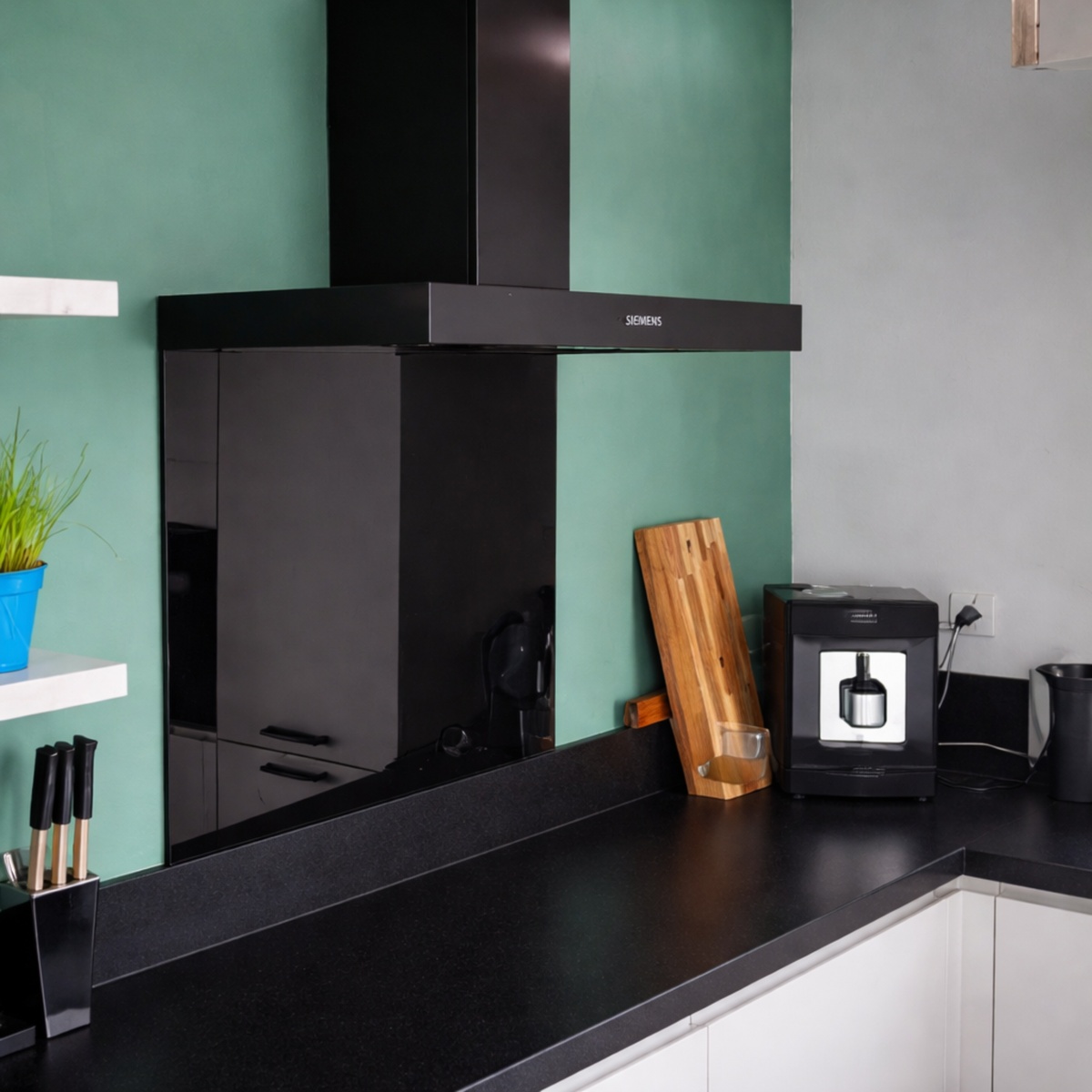 Zwarte glazen keukenachterwand in moderne keuken