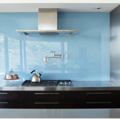 Keukenachterwand van gekleurd glas