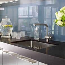 Spatwand keuken van gekleurd glas