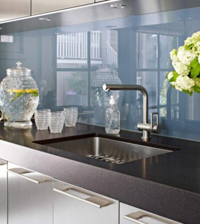 Spatwand keuken van gekleurd glas