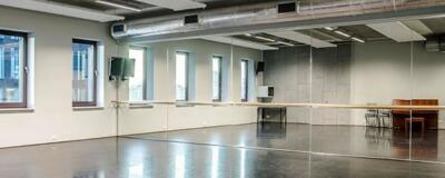 Grote spiegelwand in een dansschool