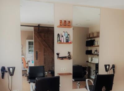 Grote kappersspiegels aan de muur in een kapsalon