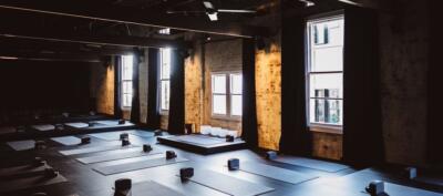 Grote spiegels in een yogazaal